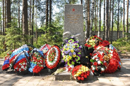 08_Гранитная стела с надписью «Советским воинам погибшим в боях за Родину 1941-1944».jpg